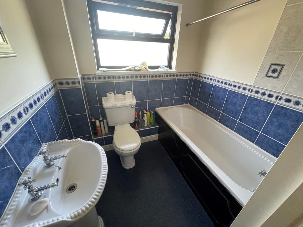 Lot: 10 - THREE-BEDROOM TERRACE HOUSE FOR IMPROVEMENT WITH GARAGE AND PARKING - bathroom